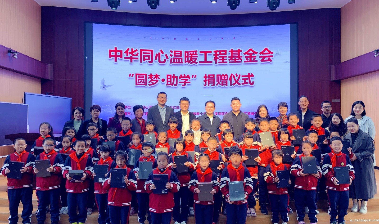 福建 红日公益基金圆梦助学项目捐赠平板电脑.jpg